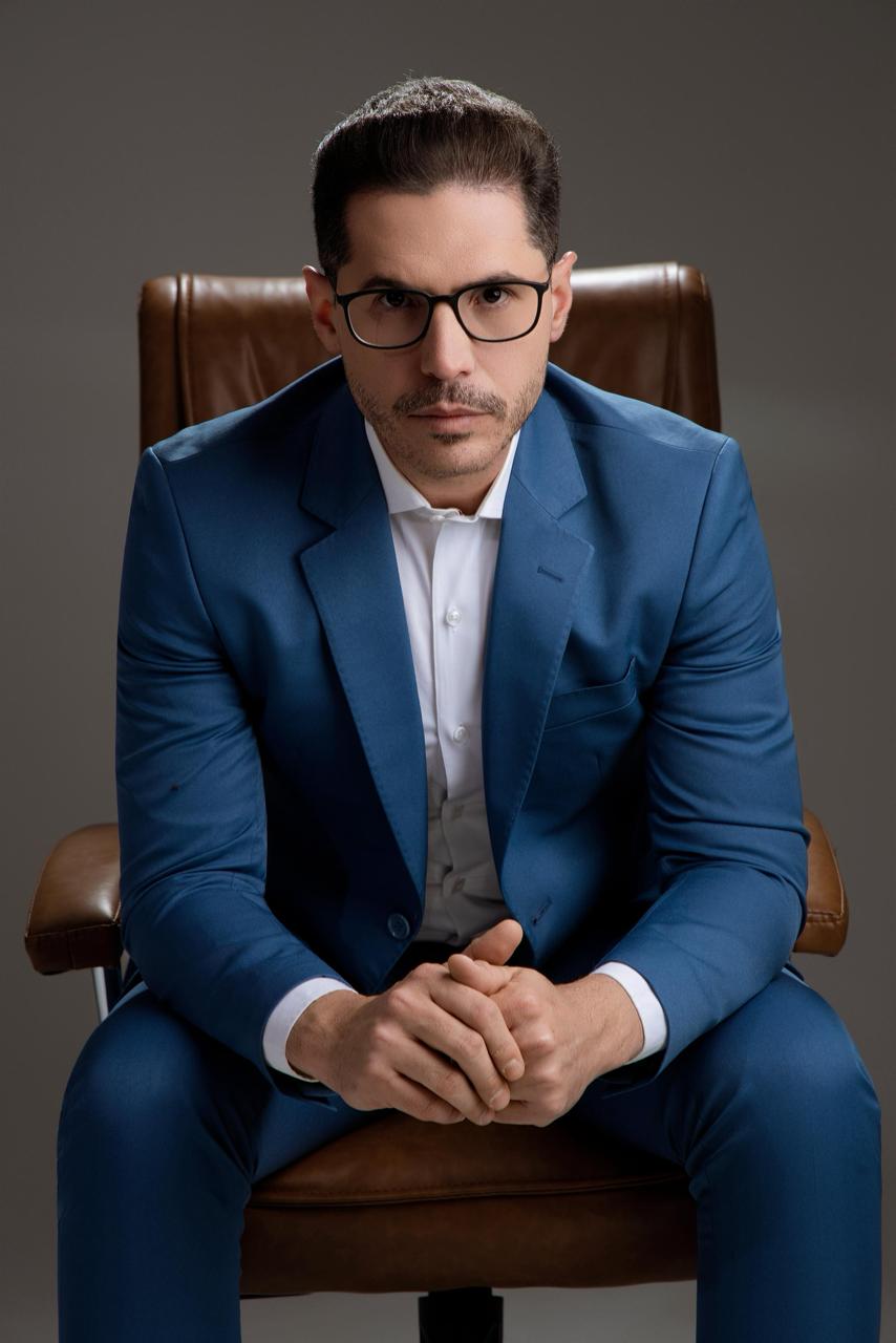 Orlando Pesoti sentado, em retrato institucional